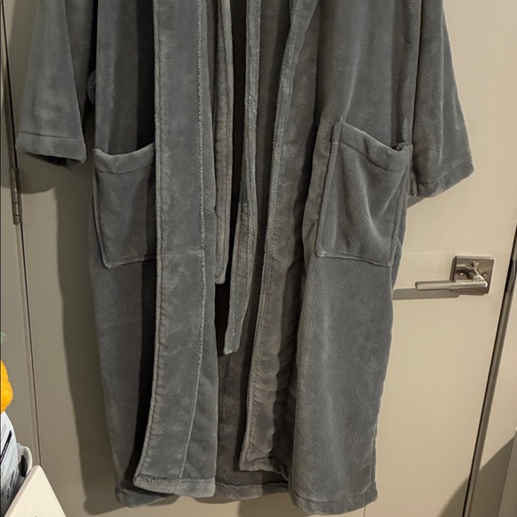 Luxurious NWOT Gray Men's Bathrobe - Picture 4 of 4